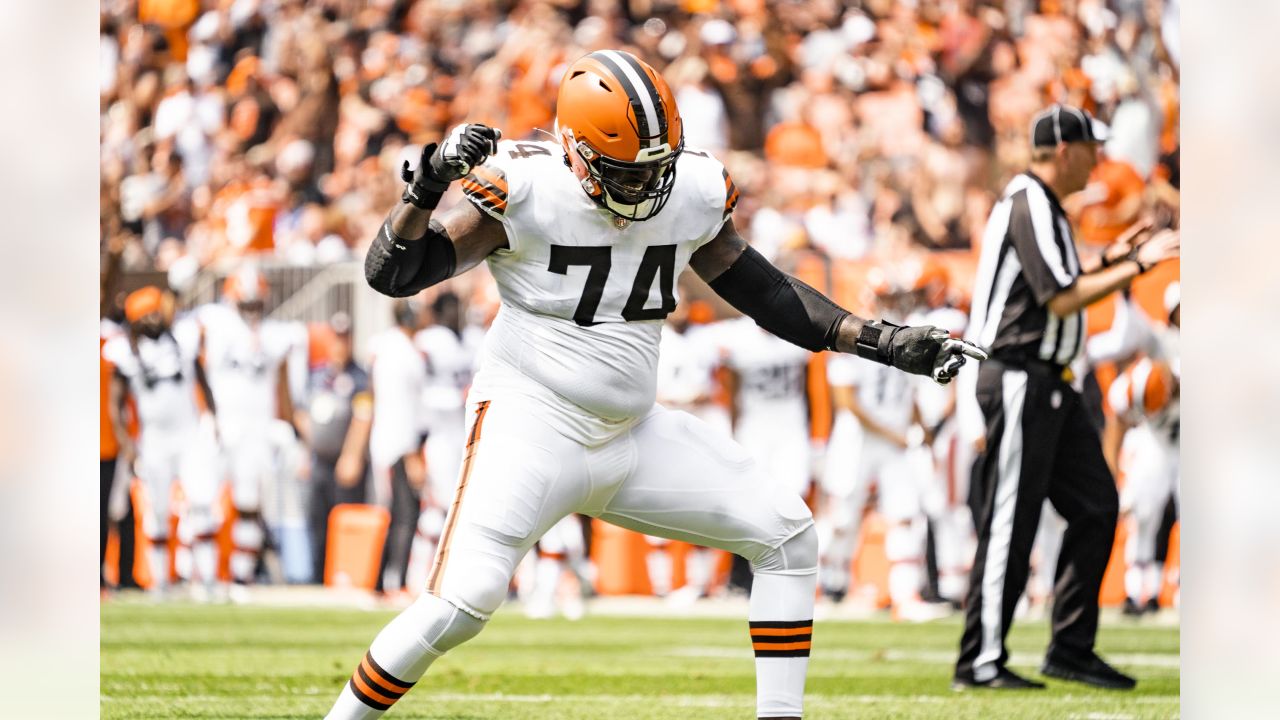 Cleveland Browns offensive tackle Chris Hubbard (74) looks to make