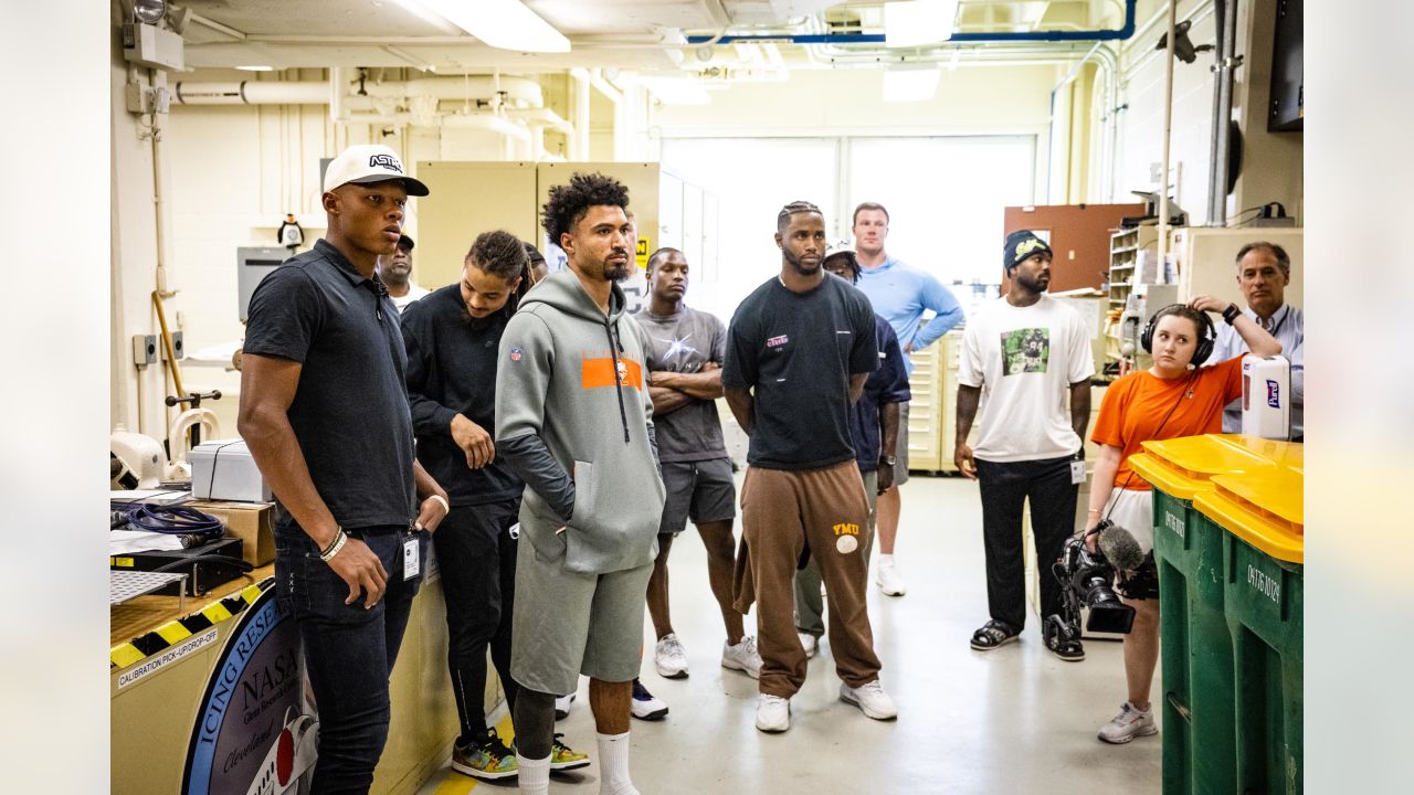 Browns QB Josh Dobbs takes teammates on field trip to NASA's Glenn Research  Center