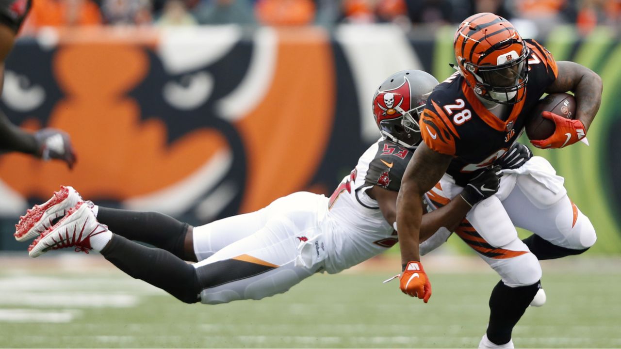 Cleveland Browns offensive guard Eric Kush (72) plays against the Tennessee  Titans during the f …