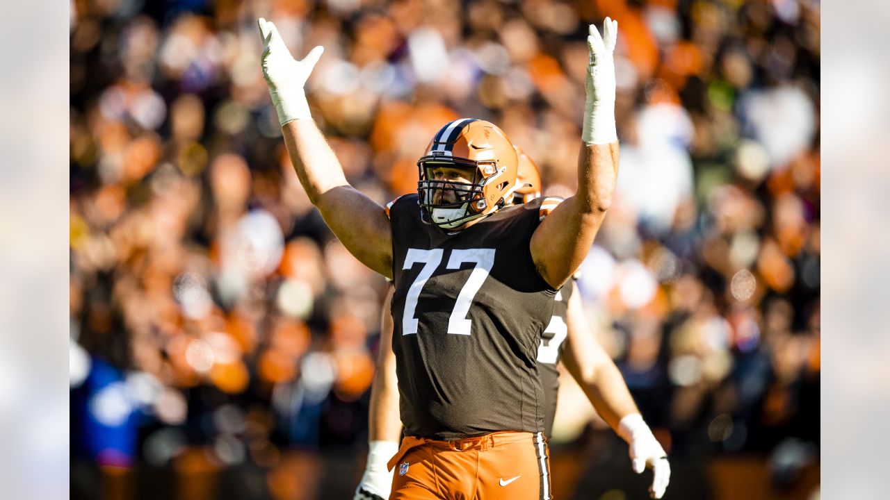 Cleveland Browns guard Wyatt Teller (77) blocks during an NFL football game  against the Pittsburgh Steelers in Pittsburgh, Monday, Sept. 18, 2023. (AP  Photo/Gene J. Puskar Stock Photo - Alamy