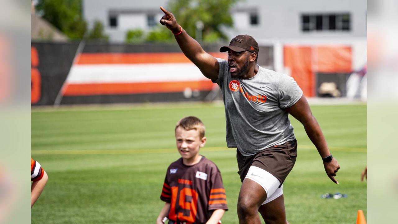 Cleveland Browns linebacker Sione Takitaki walks off the field after the  NFL football team's training camp, Thursday, July 28, 2022, in Berea, Ohio.  (AP Photo/Nick Cammett Stock Photo - Alamy