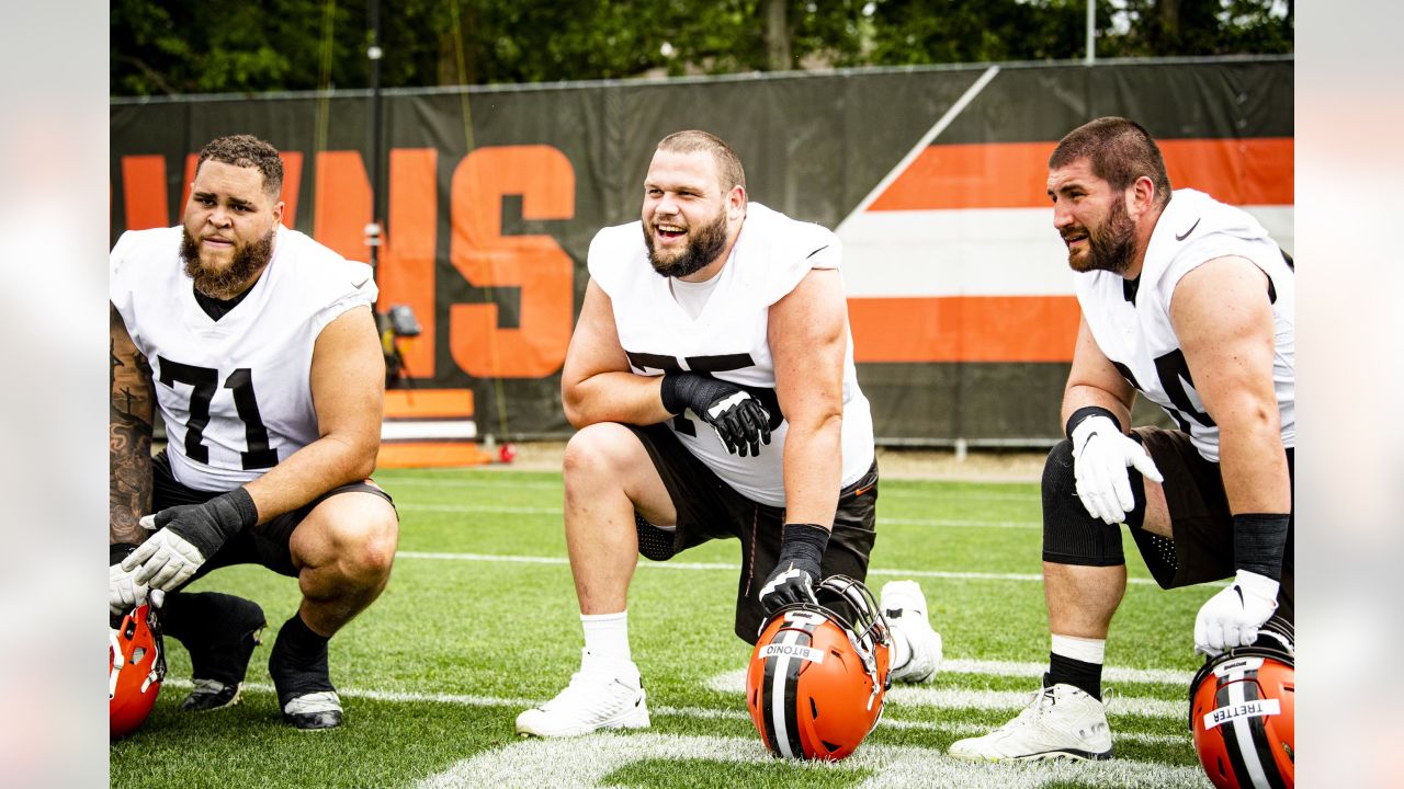 Browns' Joel Bitonio reflects on dad, kids for Father's Day