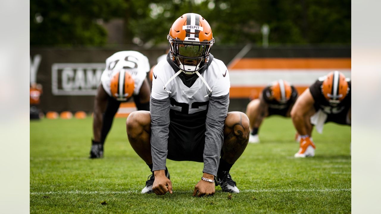 SportsGrid on Twitter: Offseason Outlook for Cleveland Browns @mikeblewitt  joins @RightSideVP to discuss Cleveland Browns position towards this 2022  NFL season. Odds via @FDSportsbook #Browns #NFLSeason   / Twitter