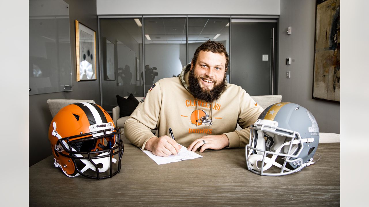 Joel Bitonio, the 'personification' of the Browns' mantra, signs 3-year  extension