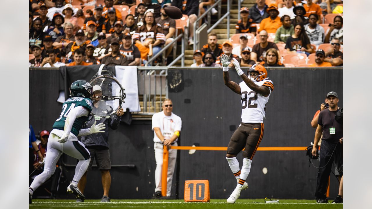 Cleveland Browns' Alex Wright runs drills at the NFL football team's  training camp on Saturday, July 29, 2023, in White Sulphur Springs, W.Va.  (AP Photo/Chris Carlson Stock Photo - Alamy