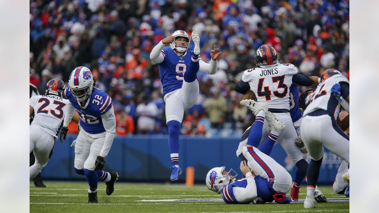 Foxborough, Massachusetts, USA. 21st Dec, 2019. Buffalo Bills punter Corey  Bojorquez (9) warms up before the NFL football game between the Buffalo  Bills and the New England Patriots at Gillette Stadium, in