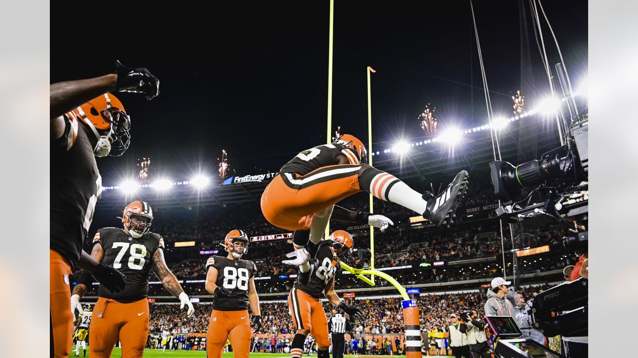 Browns end Steelers' four-game winning streak on surreal night in Cleveland