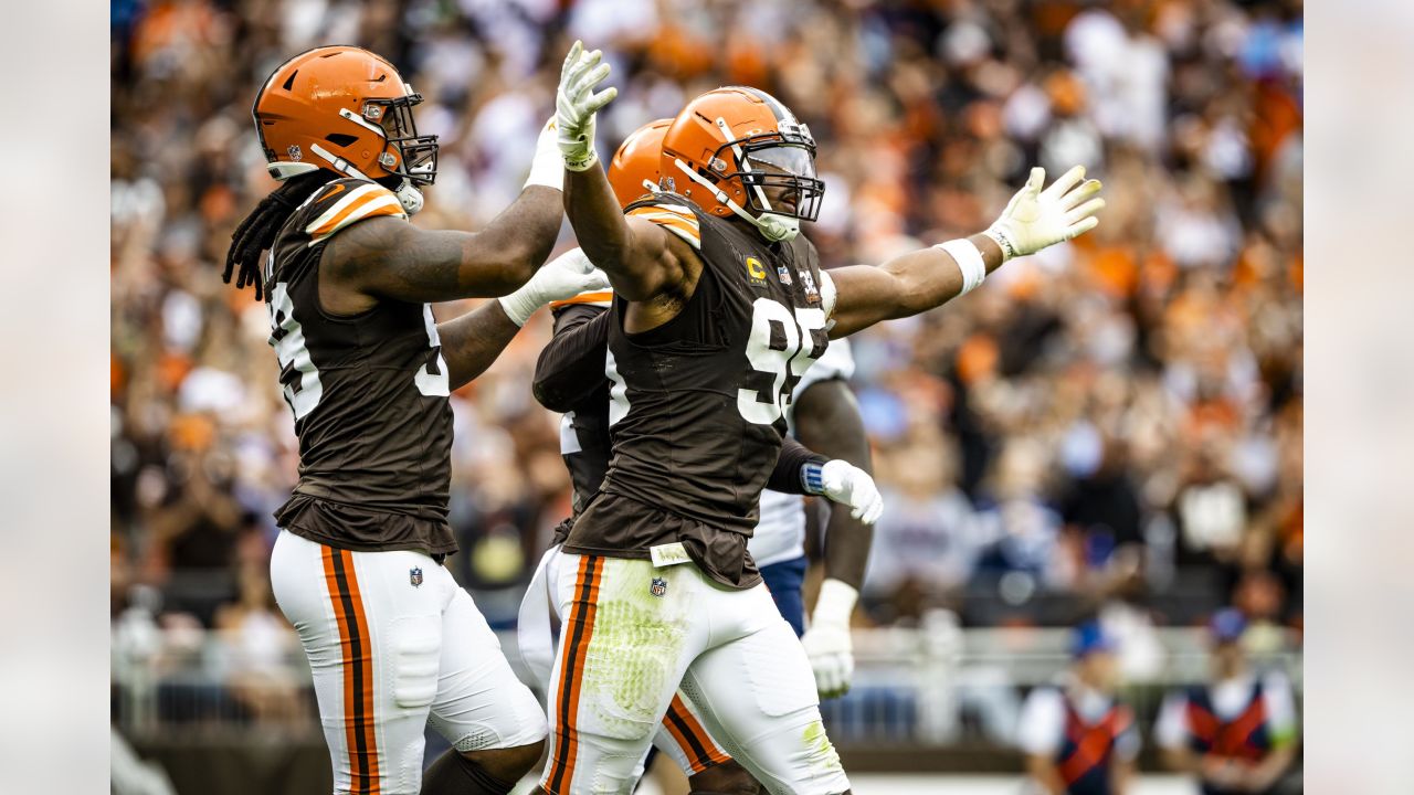 Myles Garrett, Deshaun Watson carry Browns past Titans 27-3