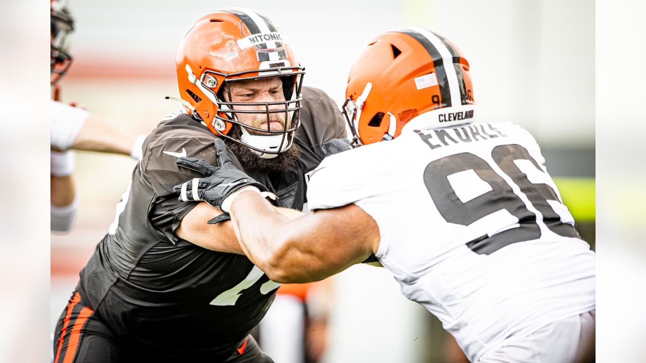 Browns' C Tretter, Saints QBs test positive for COVID-19