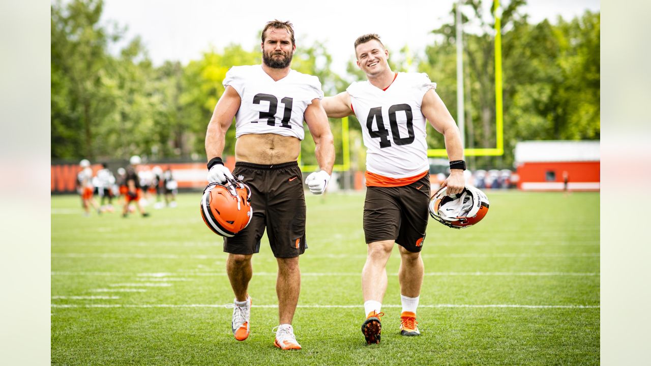 Kareem Hunt Reps Nick Chubb Jersey Before Browns Return - Advance Arden  Hills