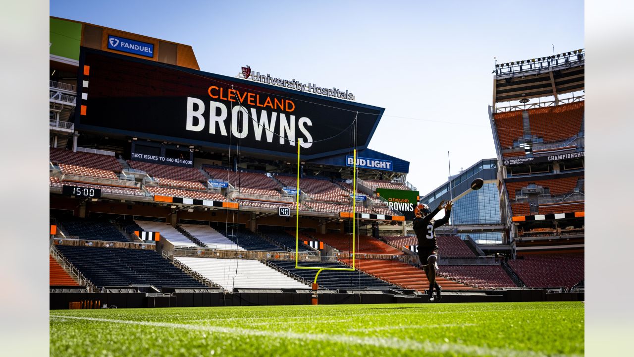 Cleveland Browns running back Jerome Ford (34) warms up prior to the start  of an NFL preseason football game against the Philadelphia Eagles, Sunday,  Aug. 21, 2022, in Cleveland. (AP Photo/Kirk Irwin