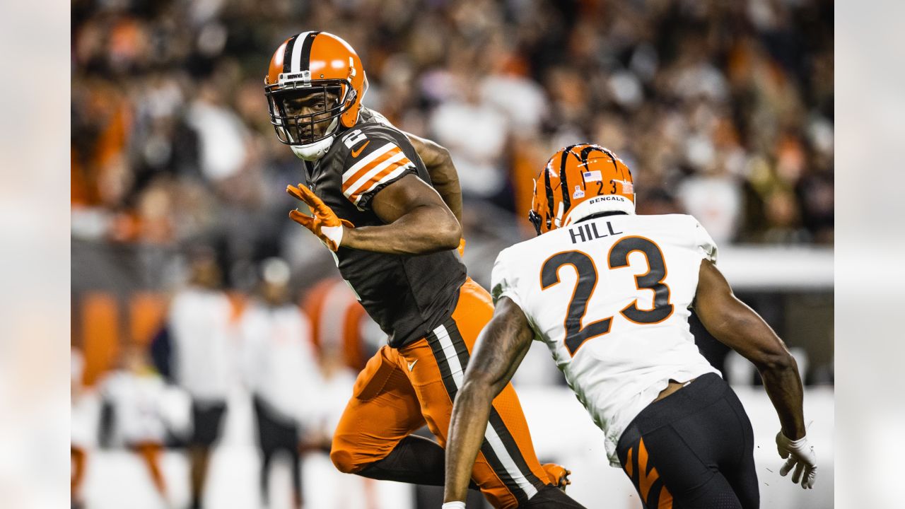 Cleveland Browns center Ethan Pocic (55) snaps the ball during an NFL  football game against the New England Patriots, Sunday, Oct. 16, 2022, in  Cleveland. (AP Photo/Kirk Irwin Stock Photo - Alamy