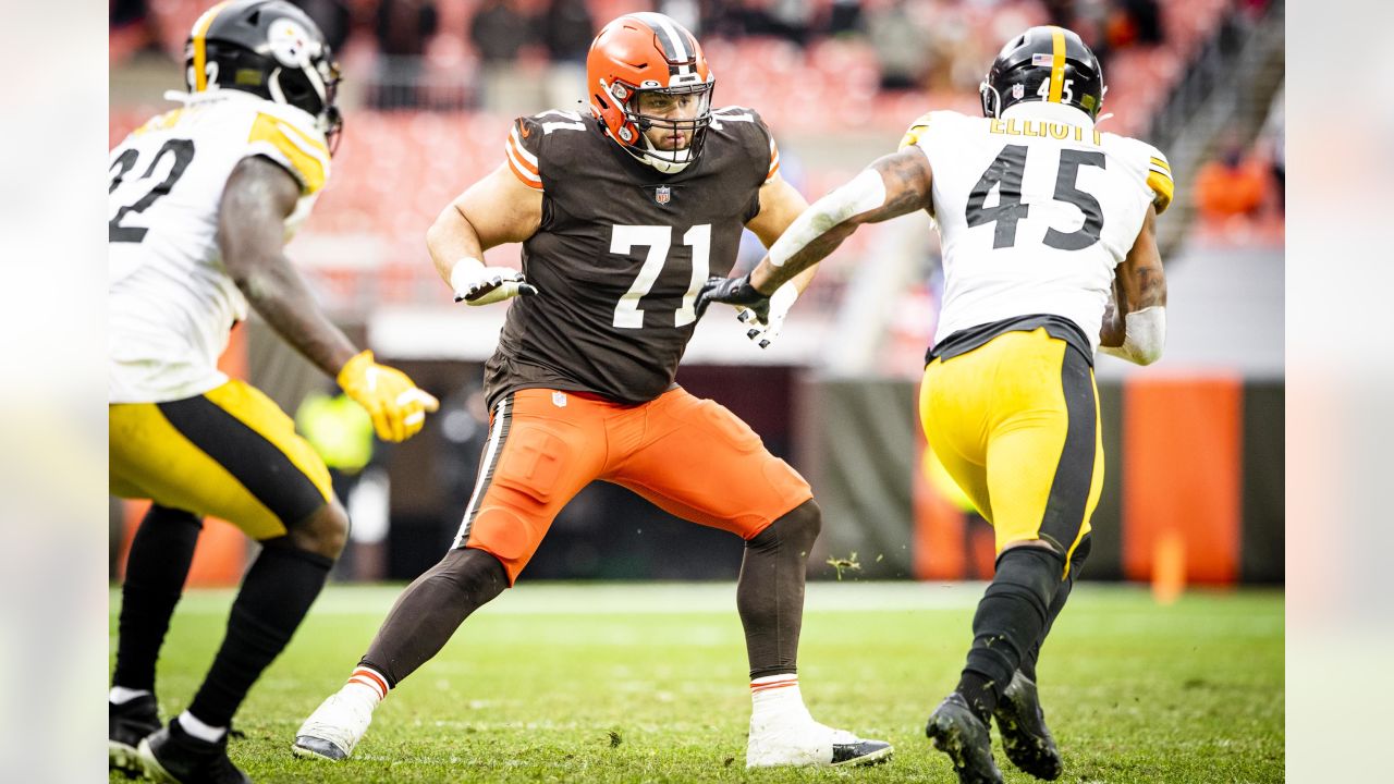 Cleveland Browns offensive tackle Jedrick Wills Jr. (71) plays