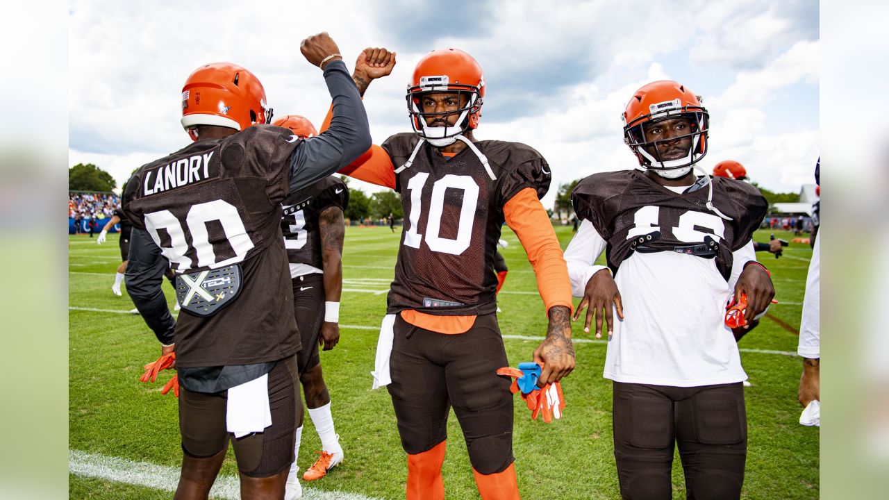 Cleveland Browns' Jaelen Strong runs through a drill during an NFL