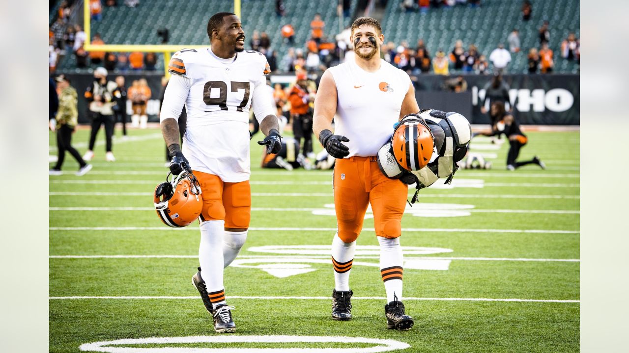 Cleveland Browns guard Wyatt Teller (77) stands on the sideline during an NFL  football game against the Cincinnati Bengals, Sunday, Sep. 10, 2023, in  Cleveland. (AP Photo/Kirk Irwin Stock Photo - Alamy