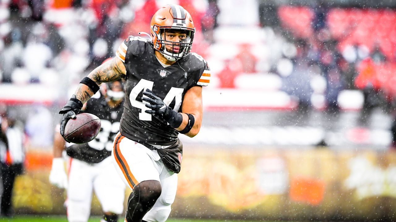 Browns linebacker Sione Takitaki helped off field vs. Texans