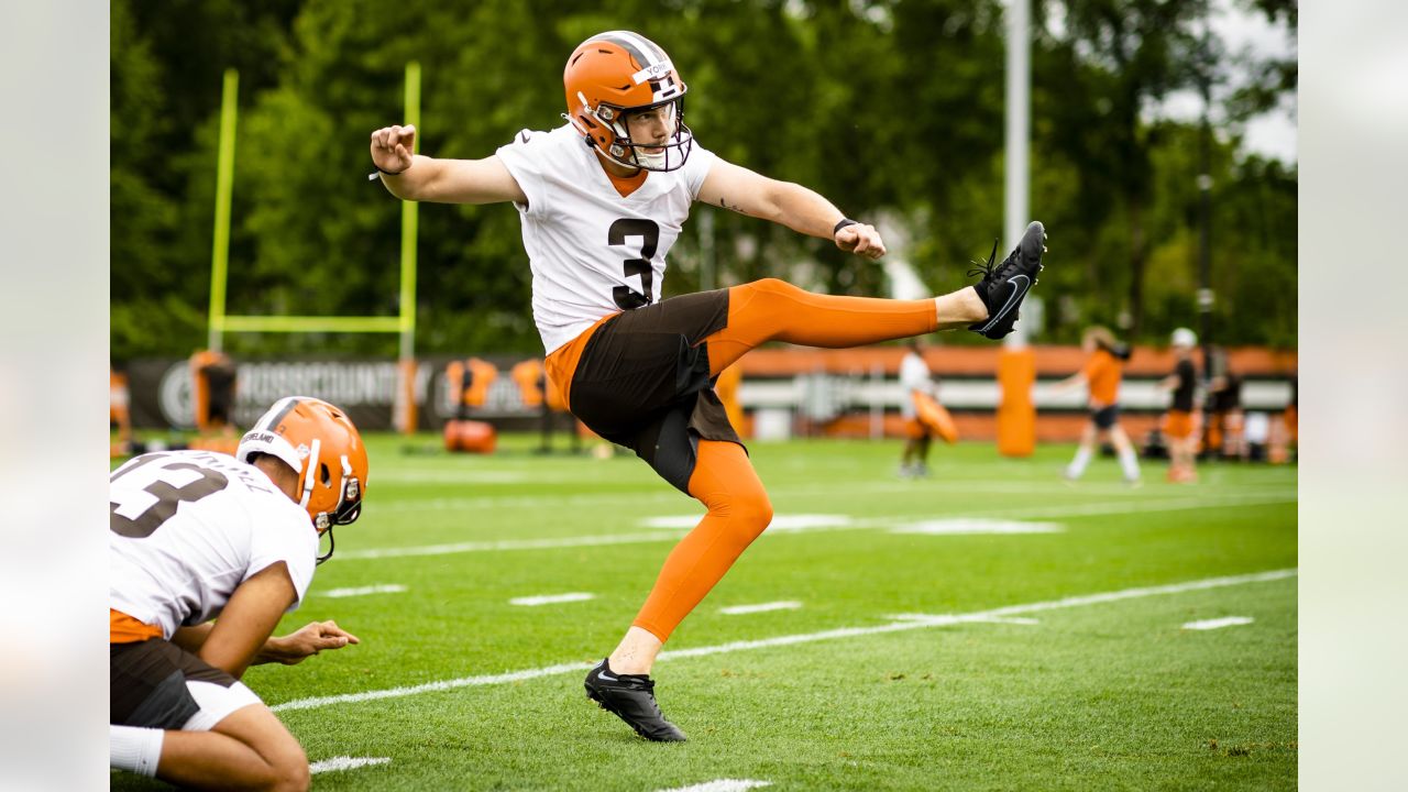 Browns: Cade York limps off after running into the kicker call