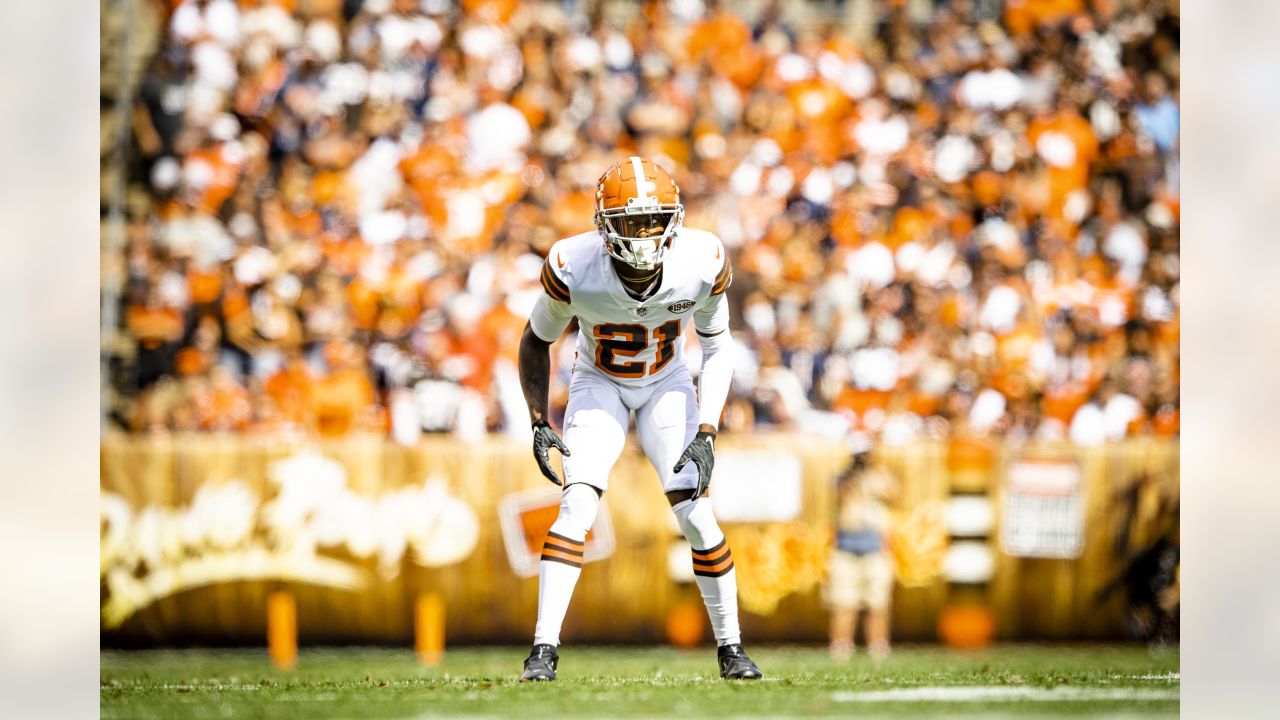 Denzel Ward surprises NFL Extra Points Cardmembers at the Browns Pro Shop