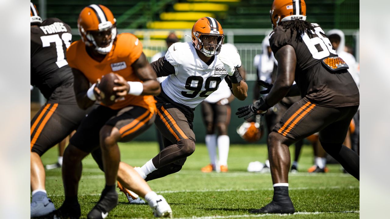 Cleveland Browns defensive end Isaac Rochell (98) runs off of the