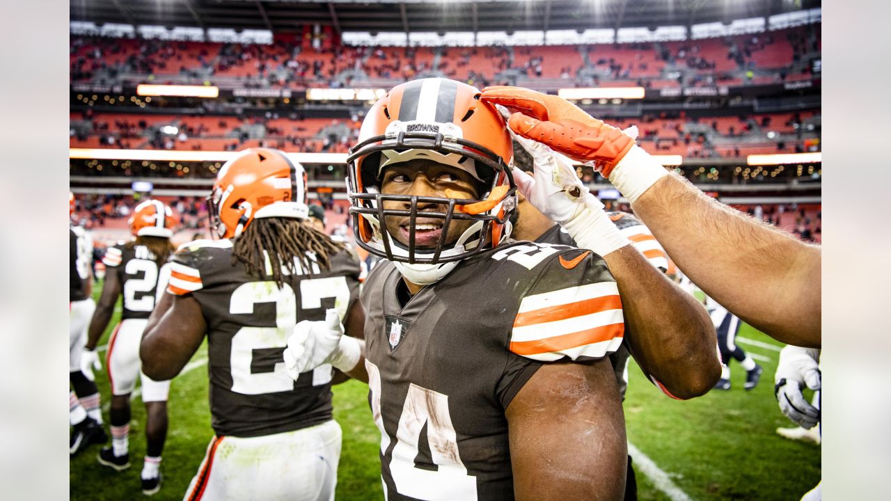 LOOK: Kareem Hunt reps Nick Chubb jersey as he enters stadium