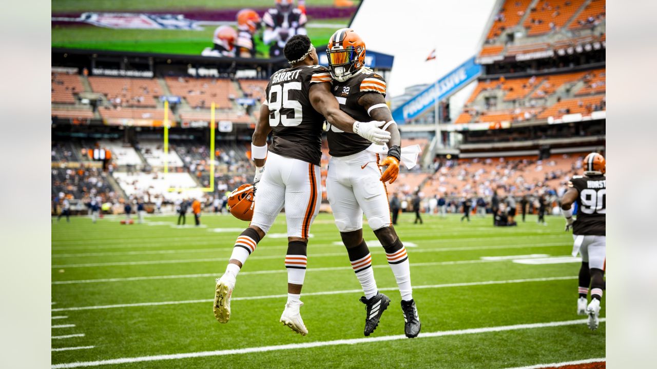 Baltimore Ravens linebacker Za'Darius Smith (90) reacts in the second half  of an NFL football game against the Cleveland Browns, Sunday, Sept. 18,  2016, in Cleveland. (AP Photo/David Richard Stock Photo - Alamy