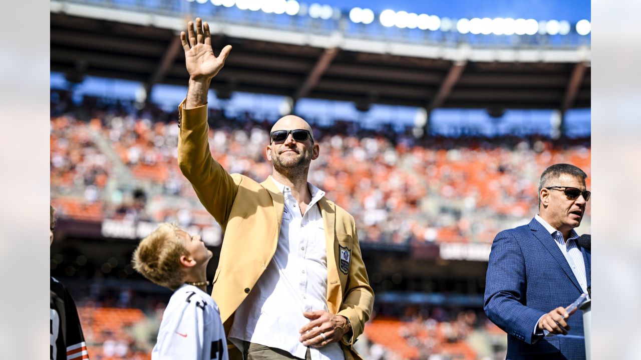 Joe Thomas receives Ring of Excellence during halftime of Ravens vs. Browns