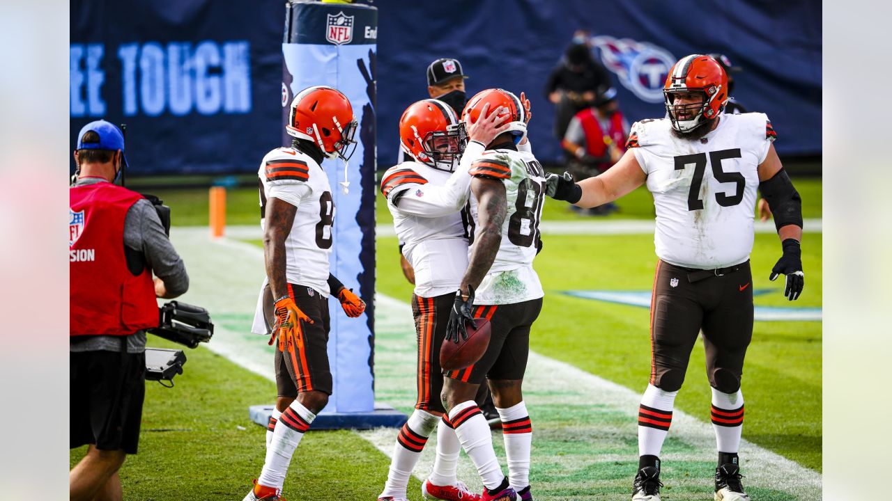 Mayfield throws 4 TDs in 1st half, Browns beat Titans 41-35