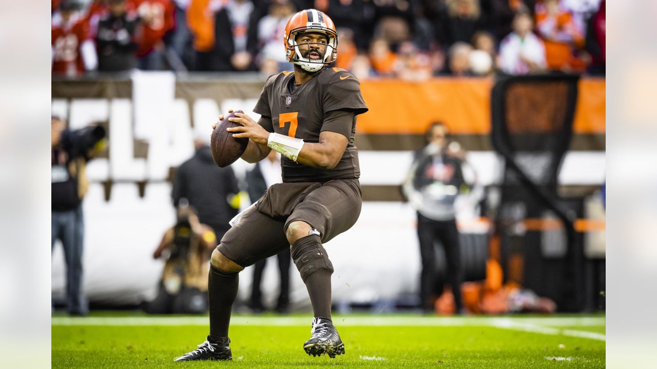 Cleveland Browns quarterback Jacoby Brissett (7) stands on the field during  an NFL football game against the Tampa Bay Buccaneers, Sunday, Nov. 27,  2022, in Cleveland. (AP Photo/Kirk Irwin Stock Photo - Alamy