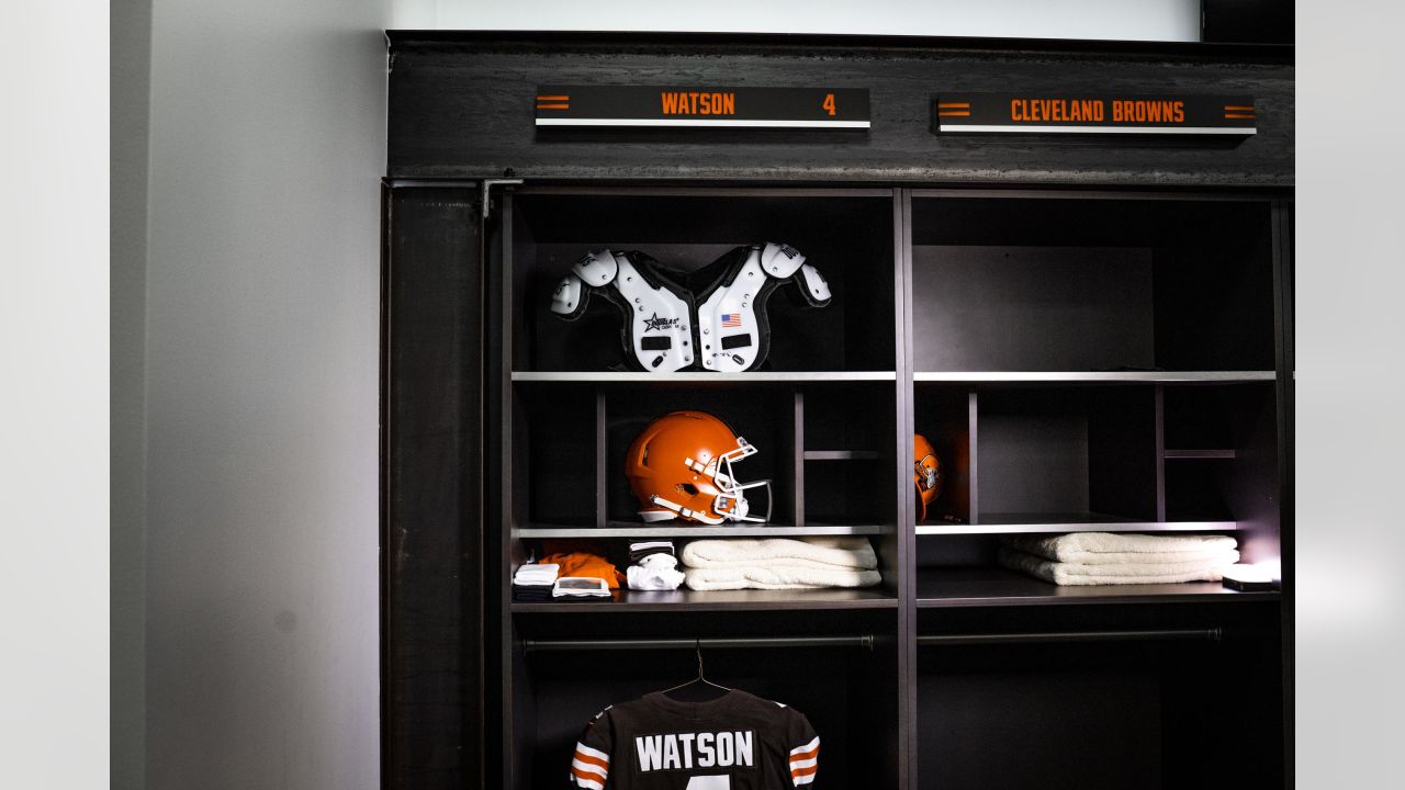 Browns switch to a white face mask gets strong social media reactions -  Dawgs By Nature