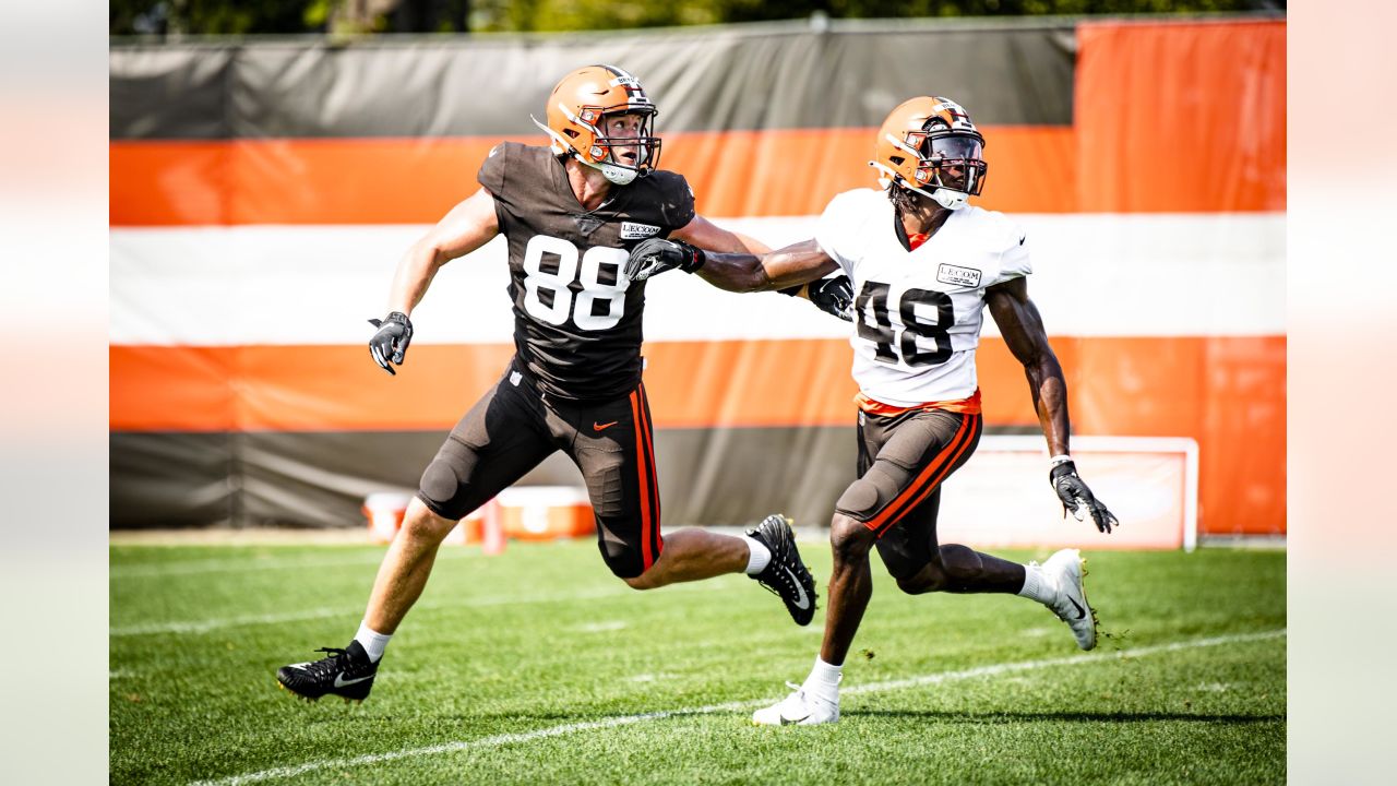 Cleveland Browns tight end Harrison Bryant (88) runs up the line