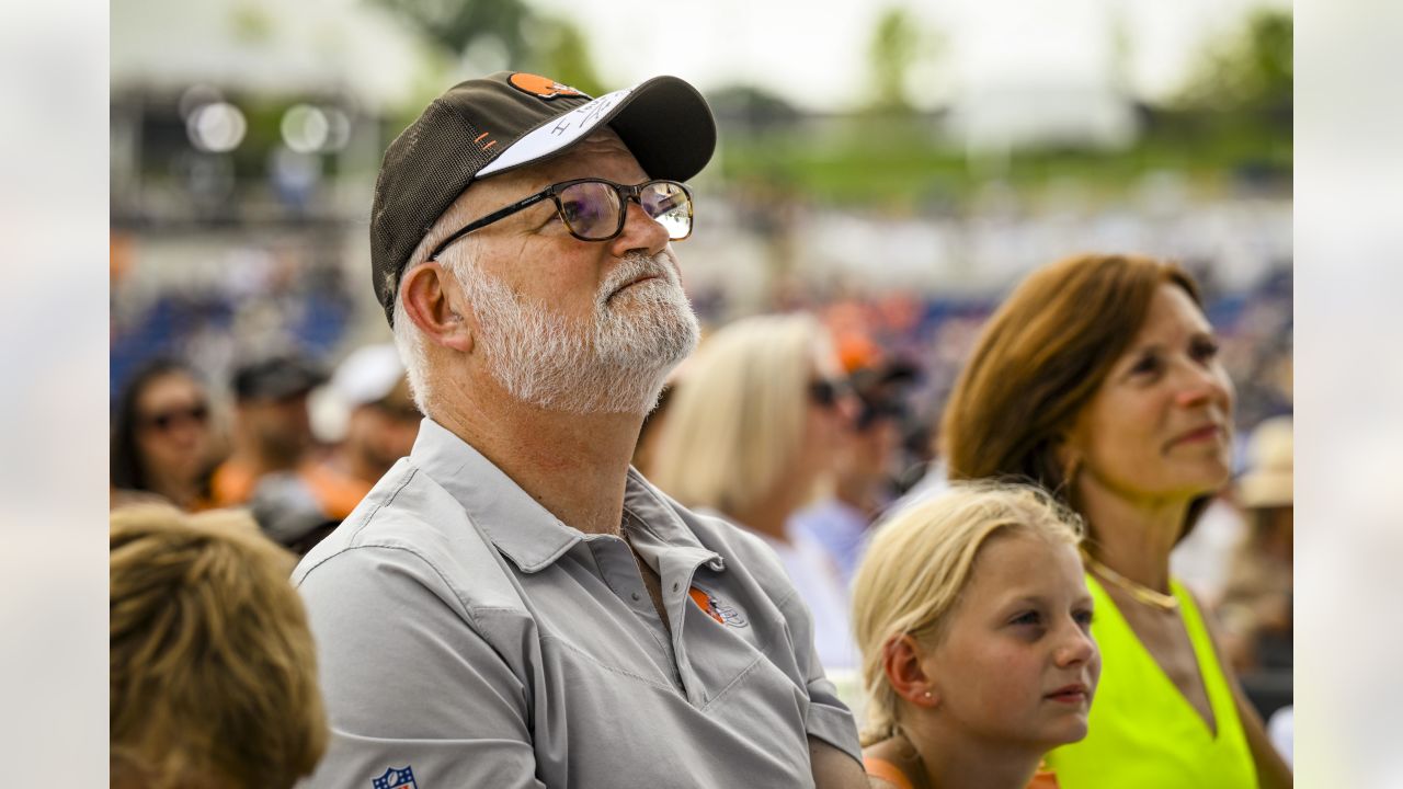 Joe Thomas' family will present the Browns lineman at HOF enshrinement 