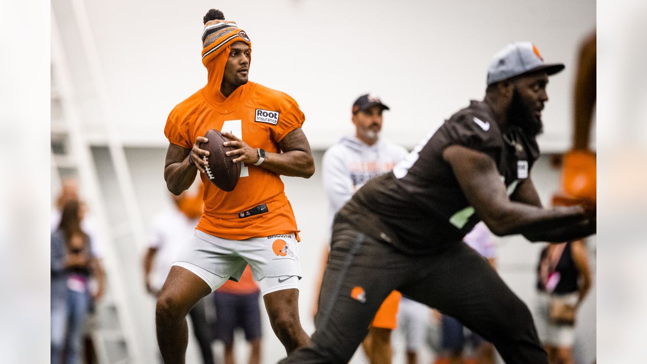 Cleveland Browns quarterback Josh Rosen throws during an NFL football  practice in Berea, Ohio, Sunday, Aug. 7, 2022. (AP Photo/David Dermer Stock  Photo - Alamy