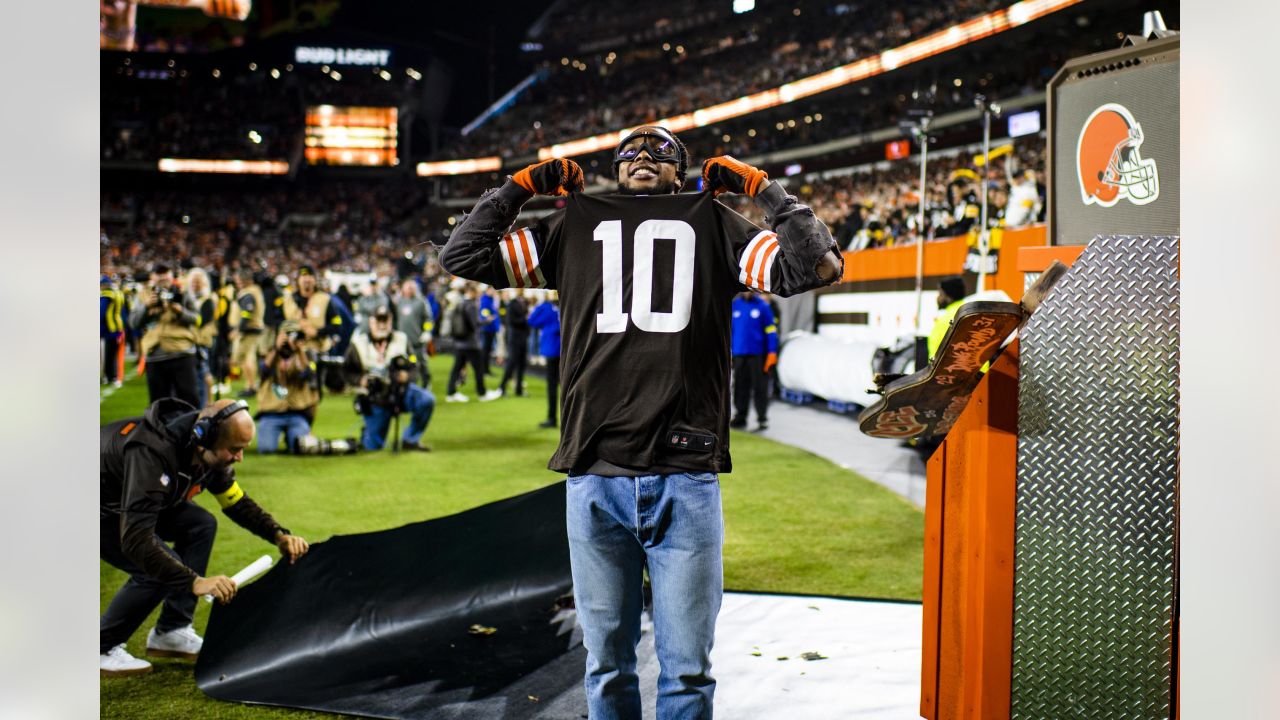 Cleveland Browns on X: Now's your chance to win a pair of field seats to  upgrade your fan cave and give you that in-stadium excitement right in your  home! 