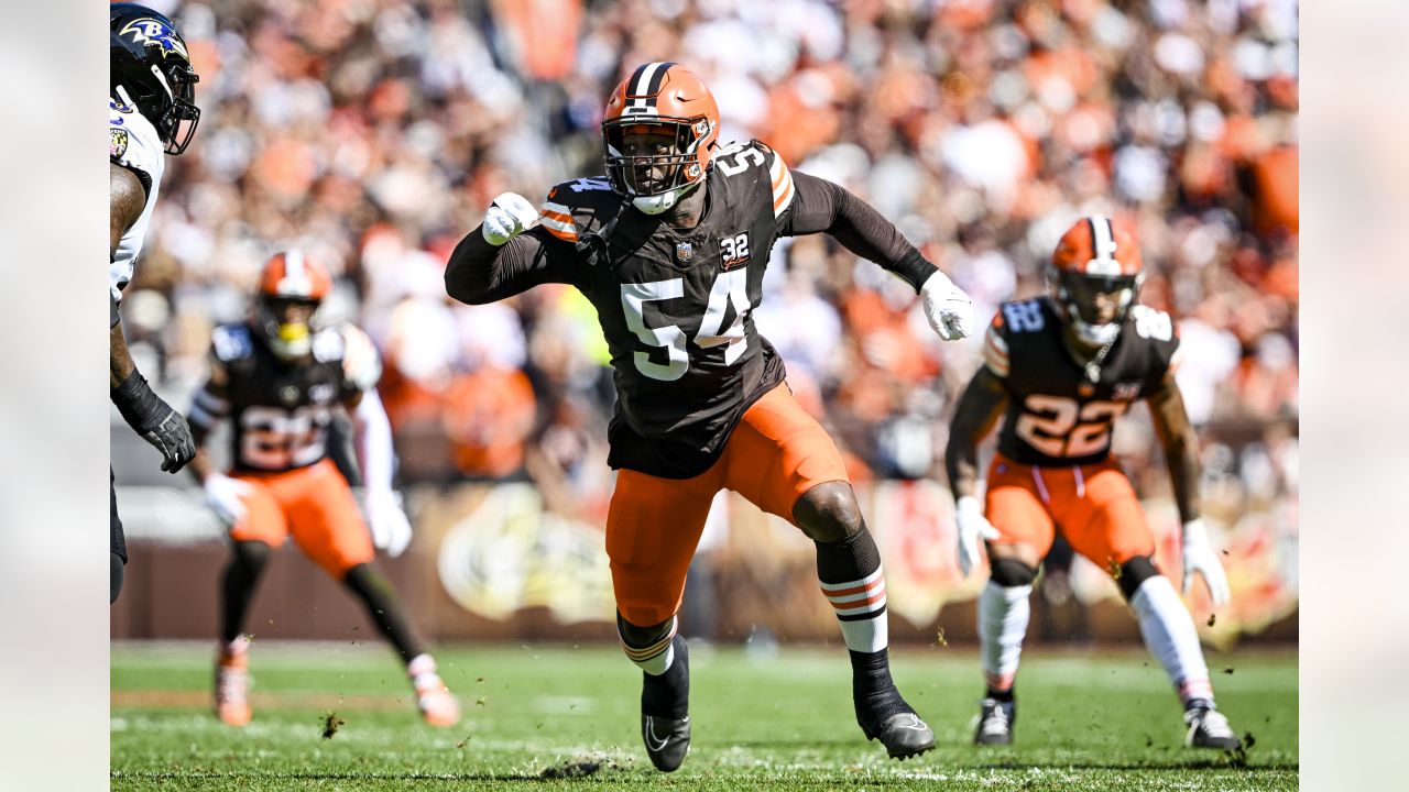 Cleveland Browns defensive end Ogbo Okoronkwo (54) plays against