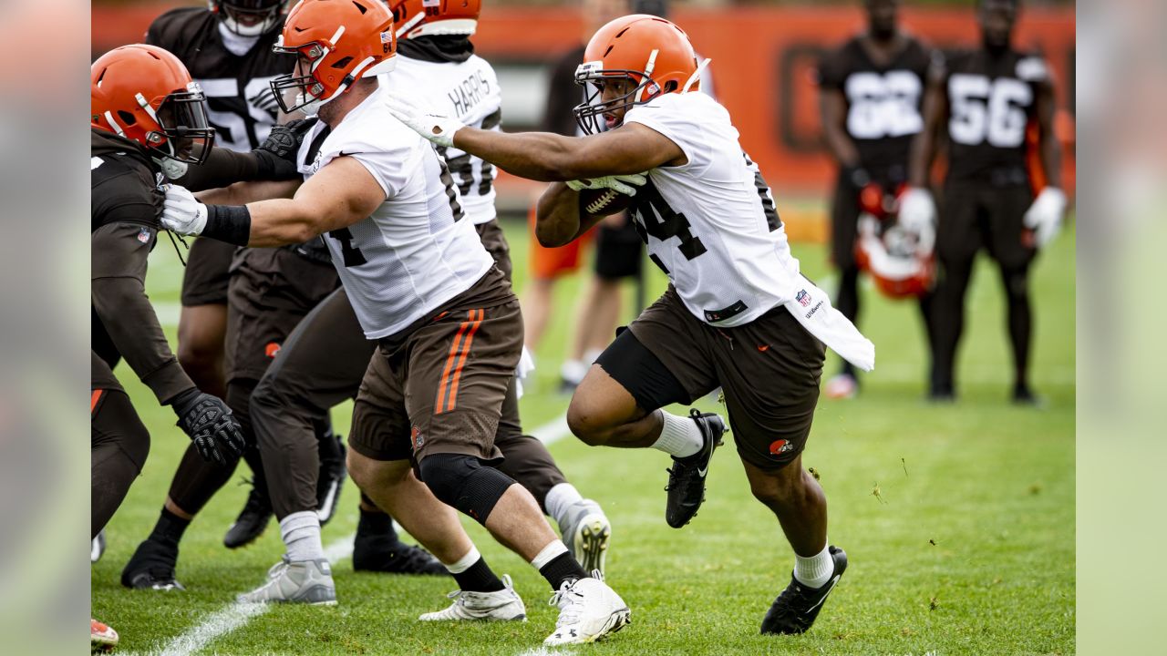 Cleveland Browns running back Nick Chubb holds youth football camp in  Savannah