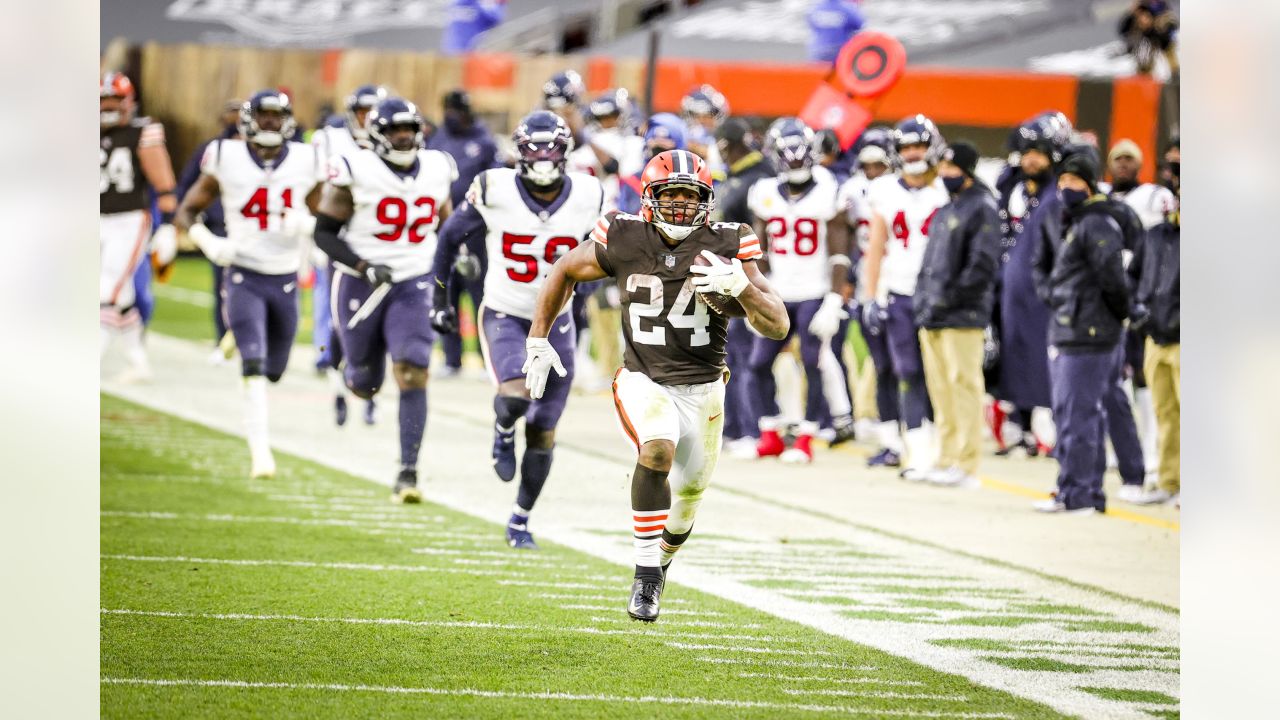 Is that a Cleveland Browns helmet? Or a rabbit leaning on the back of a  rocking chair? : r/confusing_perspective