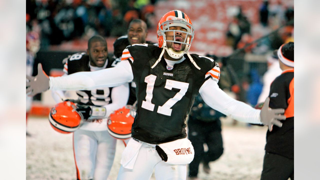 Cleveland Browns wide receiver Braylon Edwards (17) is brought