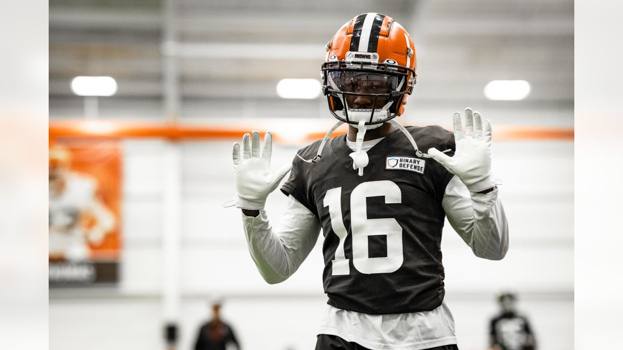 Cleveland Browns linebacker Mohamoud Diabate (43) defends during a  preseason NFL football game against the Washington Commanders on Friday,  Aug. 11, 2023, in Cleveland. Washington won 17-15. (AP Photo/David Richard  Stock Photo - Alamy