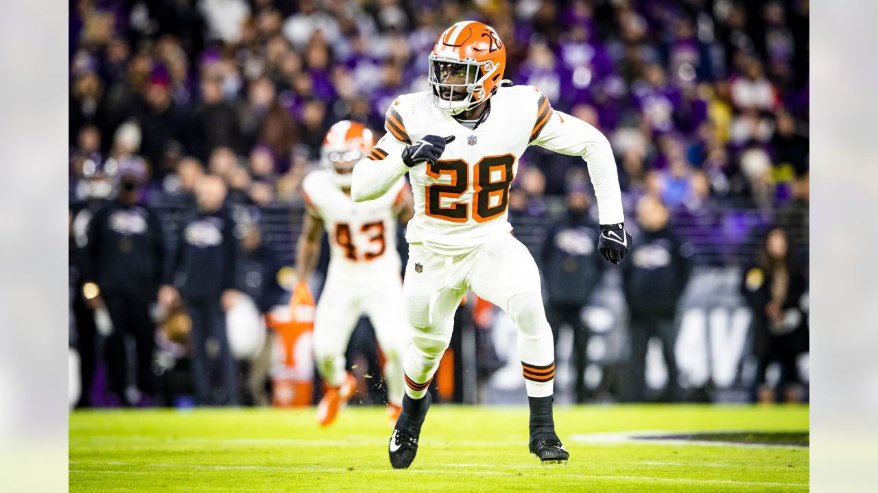 Cleveland Browns linebacker Jeremiah Owusu-Koramoah (28) plays