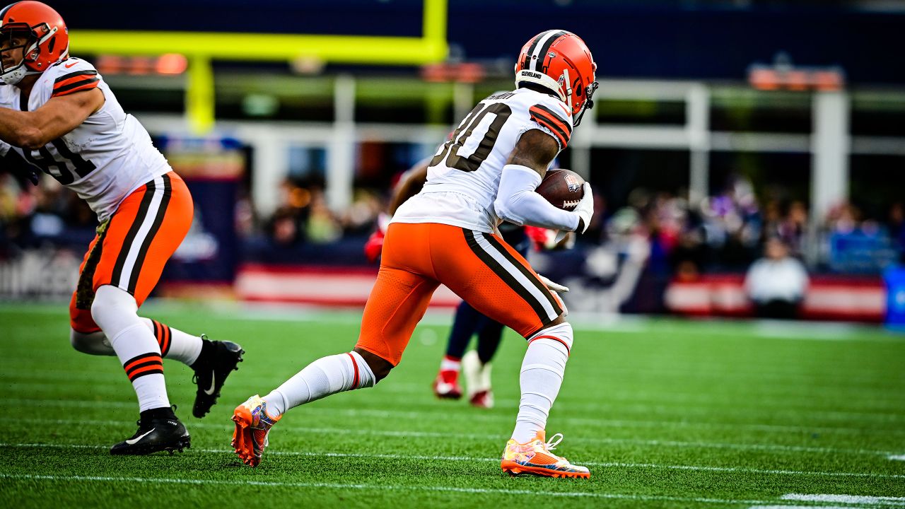 Patriots dazzle Browns and Mayfield leaves game with knee injury