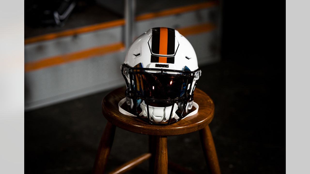 On field preview of the new throwback helmets 🔥 : r/Browns