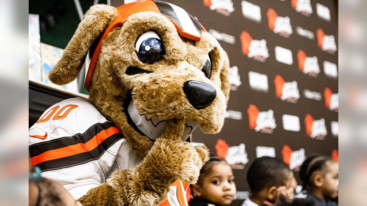 Cleveland Browns mascot 'Chomps' encourages good student