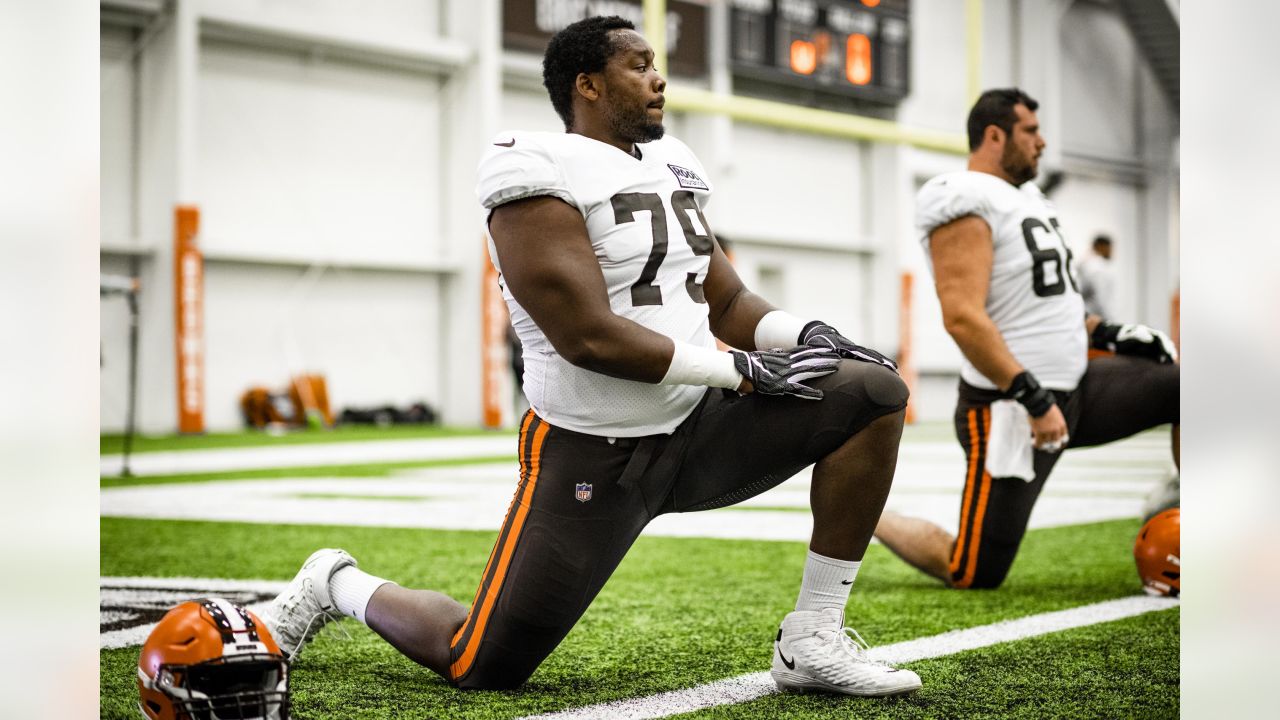 Browns defensive end Alex Wright is learning everything he can from Myles  Garrett and Jadeveon Clowney 