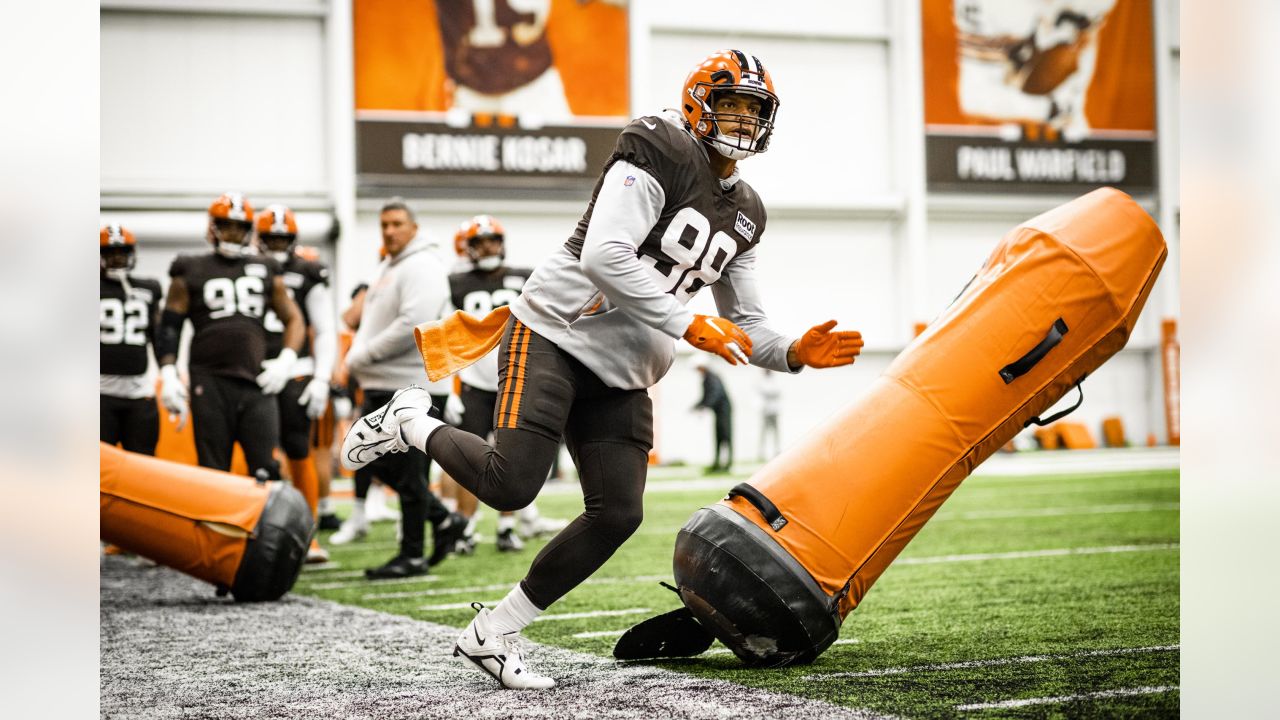 Cleveland Browns defensive end Isaac Rochell (98) runs off of the