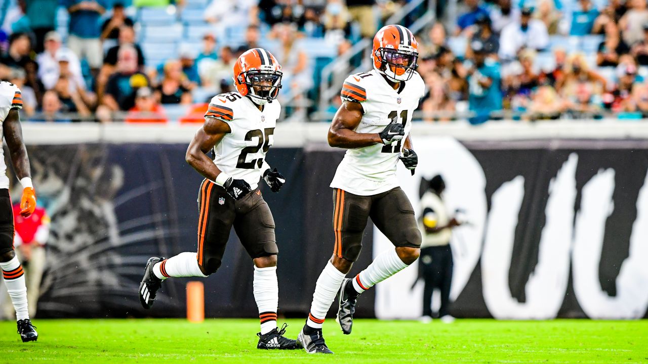 Cleveland Browns linebacker Jeremiah Owusu-Koramoah runs a drill during an  NFL football rookie minicamp at the team's training camp facility, Friday,  May 14, 2021, in Berea, Ohio. (AP Photo/Tony Dejak Stock Photo 