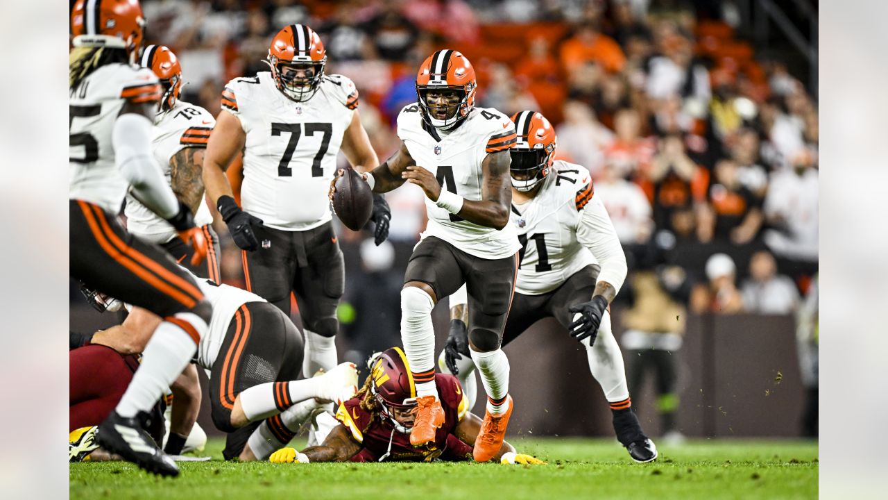 Nov 14, 2021; Landover, MD USA; Tampa Bay Buccaneers offensive tackle  Donovan Smith (76) prepare for an NFL game at FedEx Field. The Washington  Footb Stock Photo - Alamy