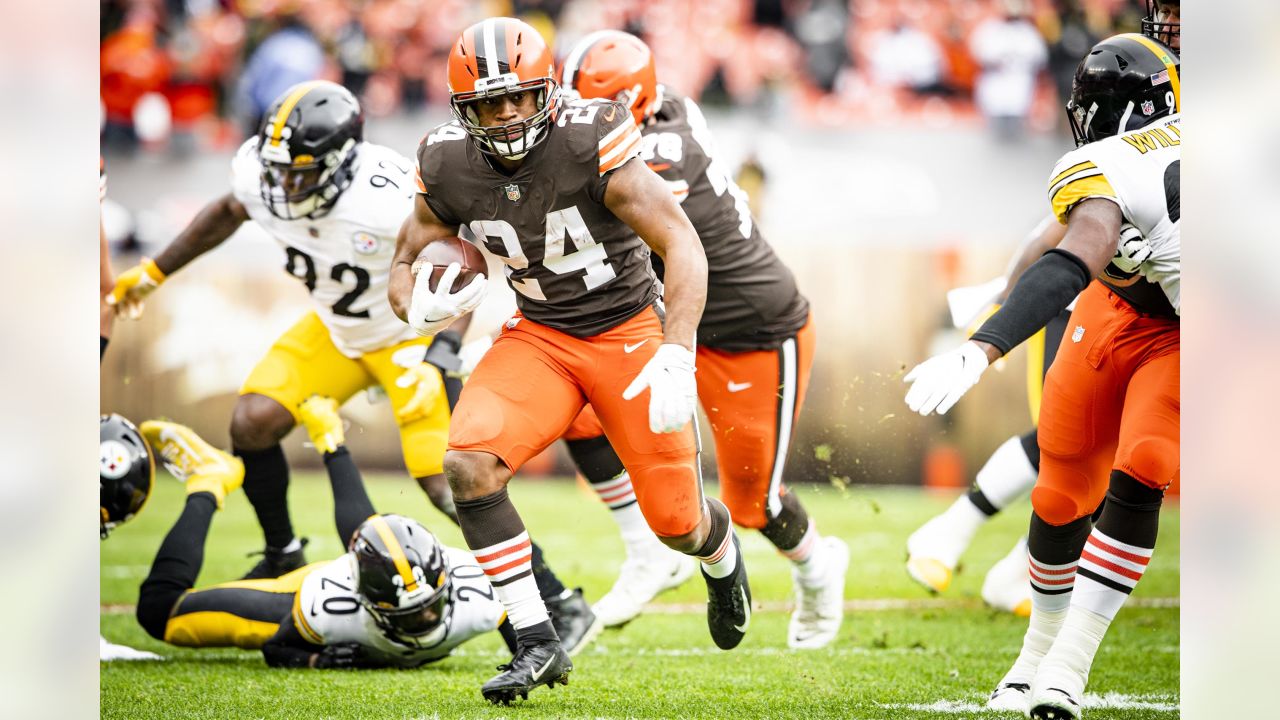 Nick Chubb, a 'pillar of the Browns organization,' rewarded with 3-year  extension