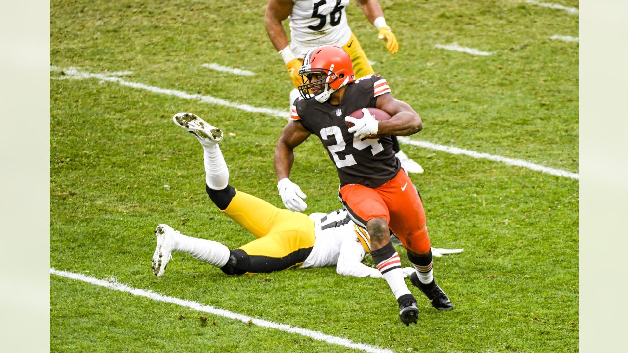 Nick Chubb Cleveland Browns Unsigned Running Photograph