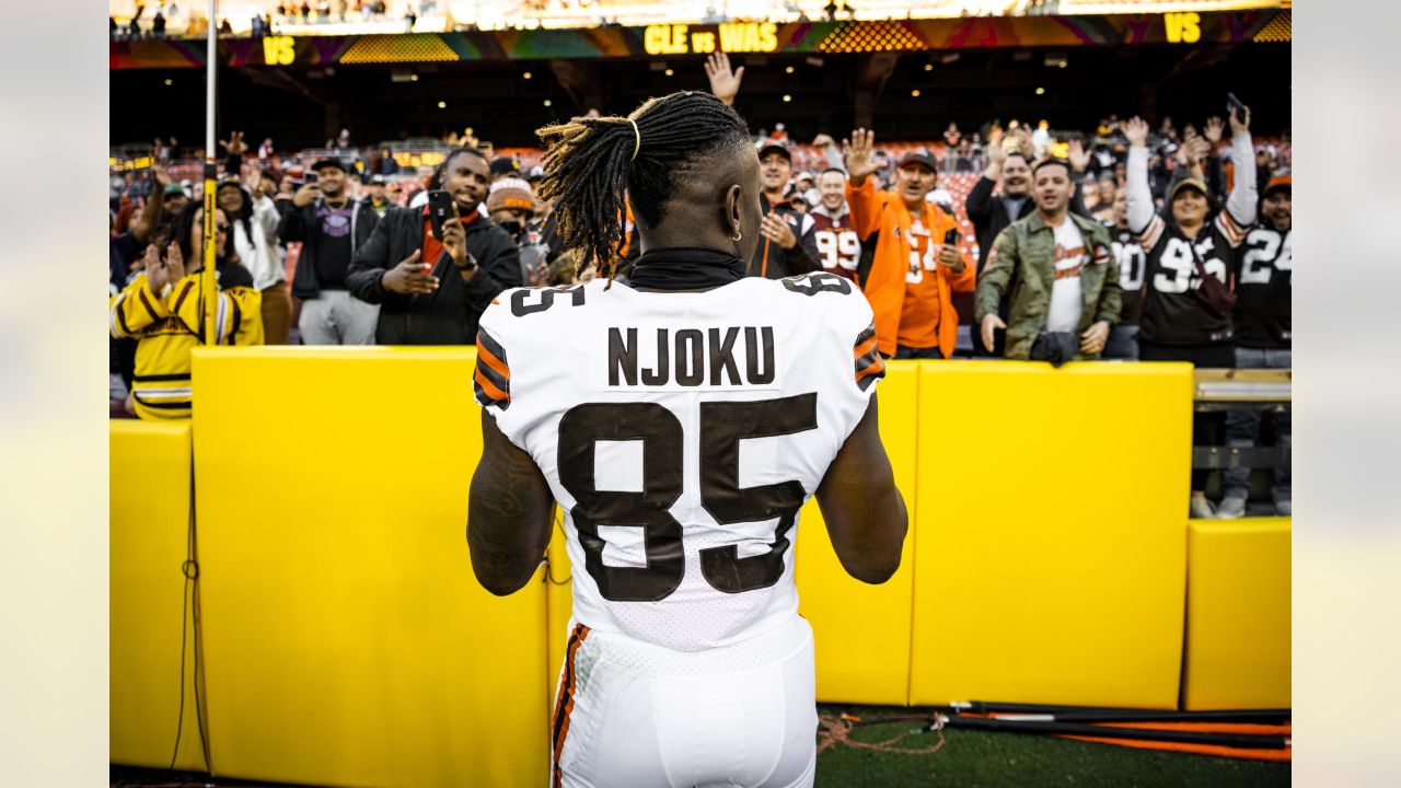 Cleveland Browns tight end David Njoku (85) walks off of the field