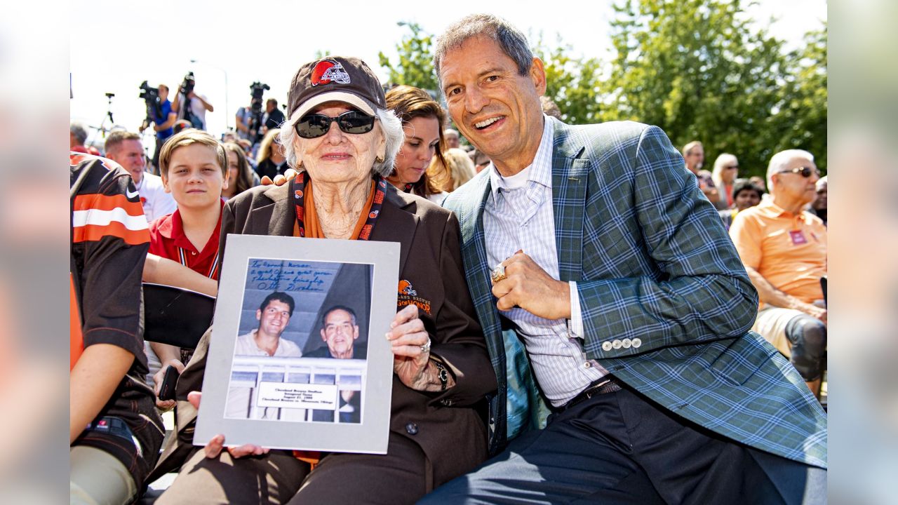 Browns unveil statue of Hall of Fame QB Otto Graham 